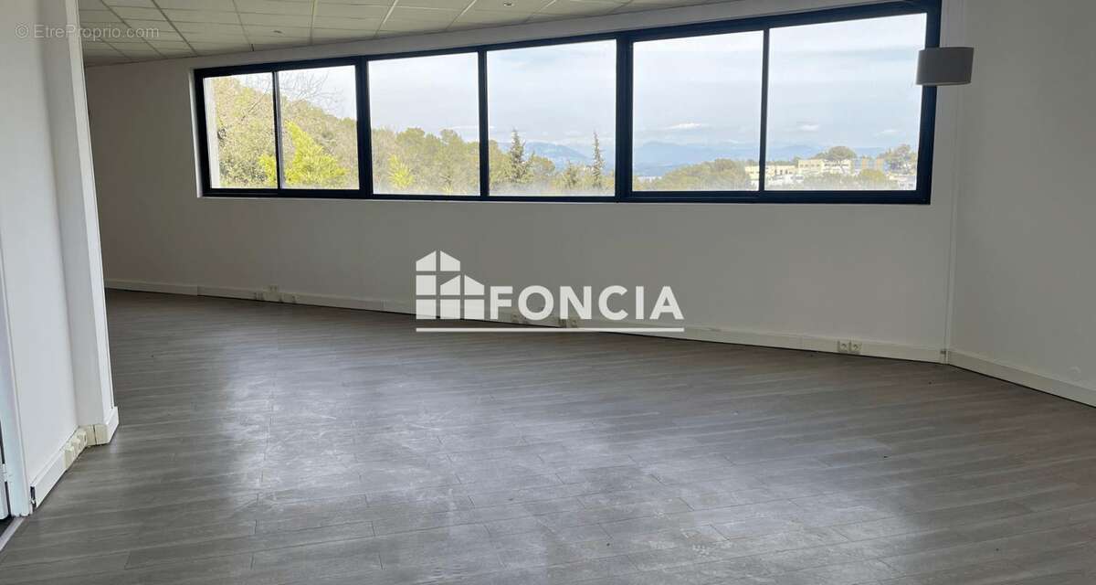 Commerce à VALLAURIS