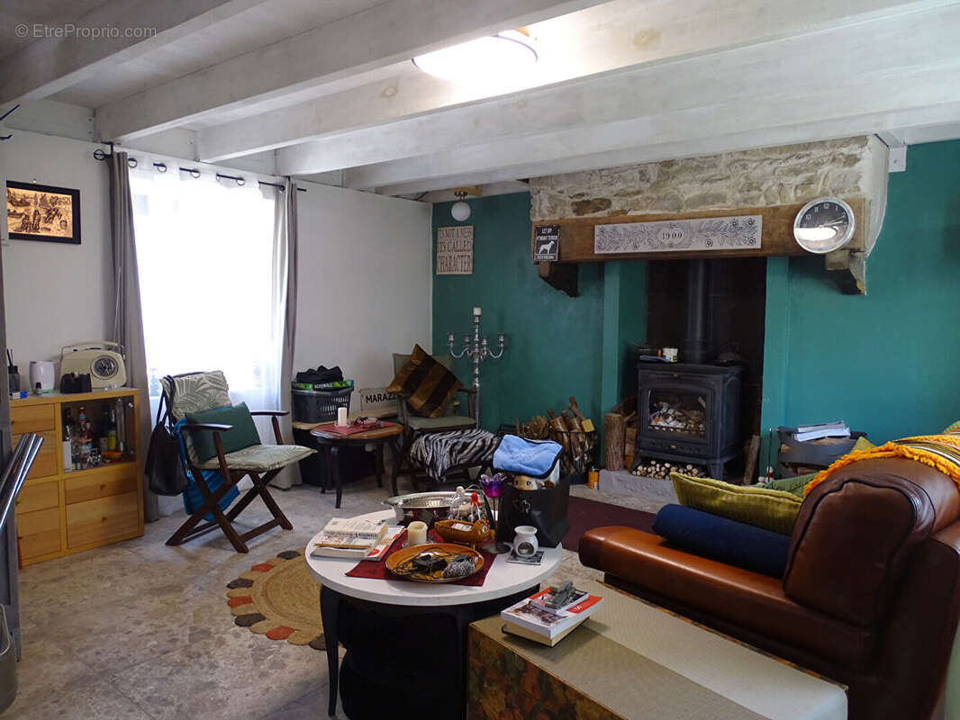 FINISTÈRE. Maison de village de caractère avec potentiel de rénovation au coeur de Collorec - photo 3