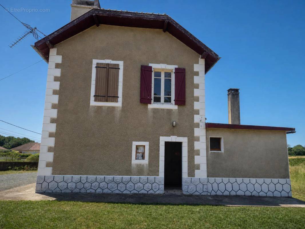 Maison à SERRES-SAINTE-MARIE
