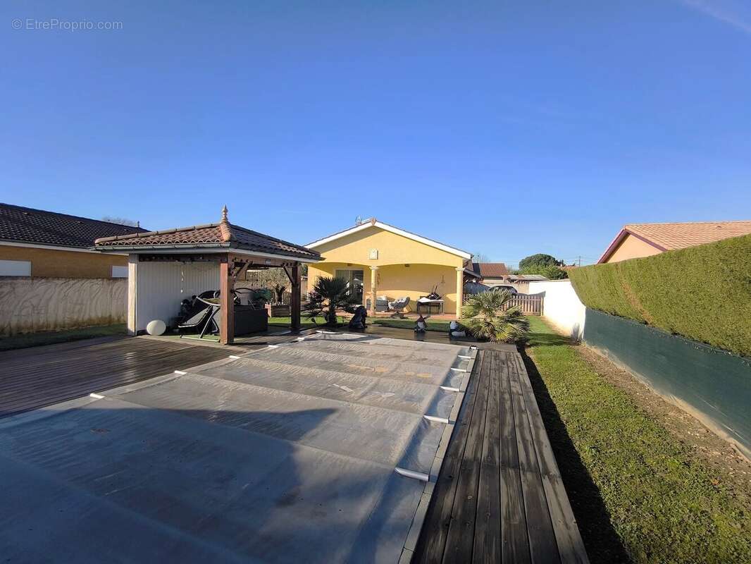 Maison à CRUZILLES-LES-MEPILLAT