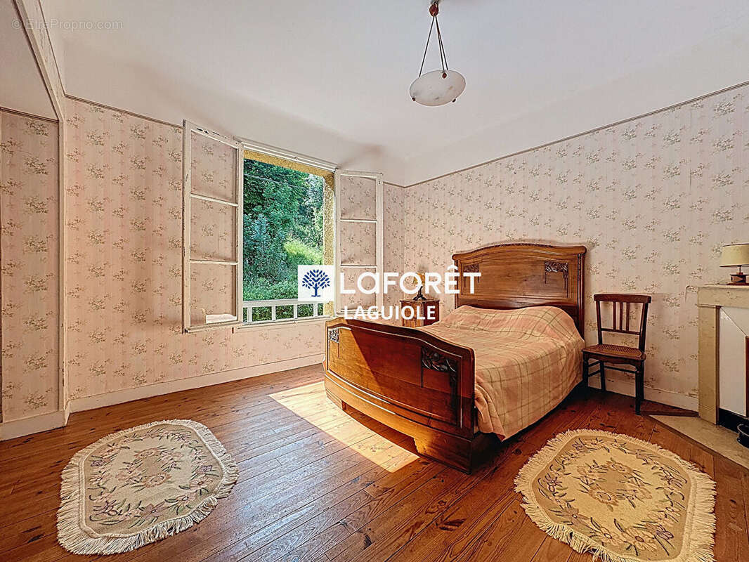 Maison à SAINTE-GENEVIEVE-SUR-ARGENCE