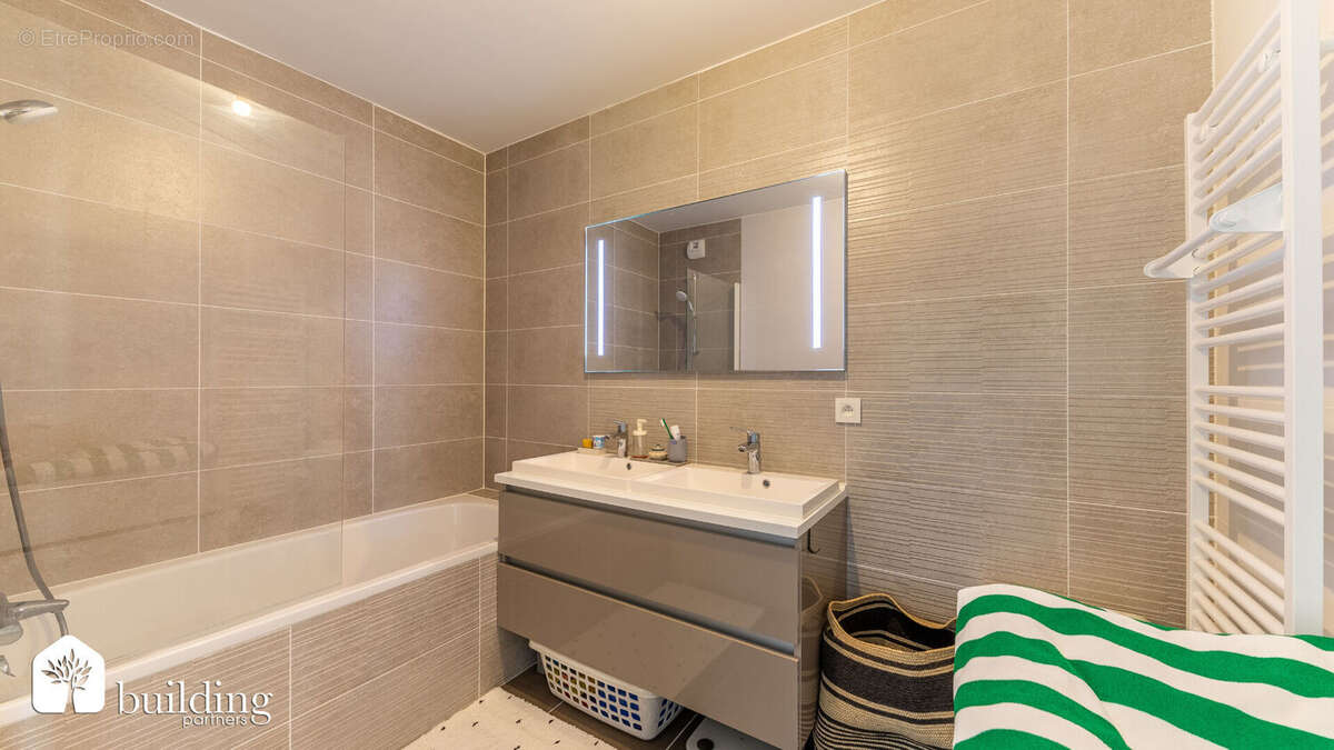 Appartement à COURBEVOIE