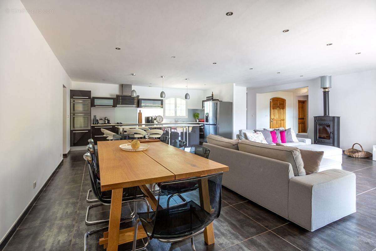 Collobrières  Maison de 146 m²  4 chambres  Terrain de 2 890 m²  Piscine - photo 13