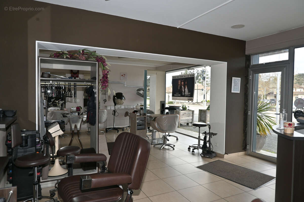 Commerce à VIRAZEIL