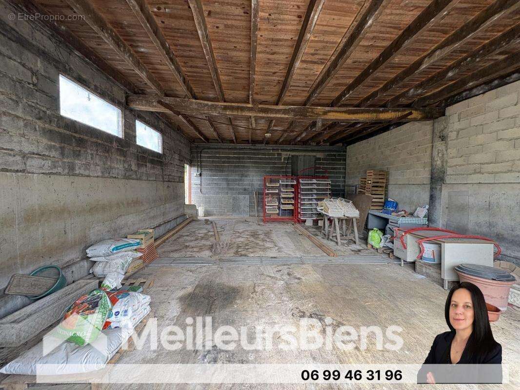 Sousmoulins 17130 : 750 m² de bâtiments sur terrain de 3522 m² - photo 7