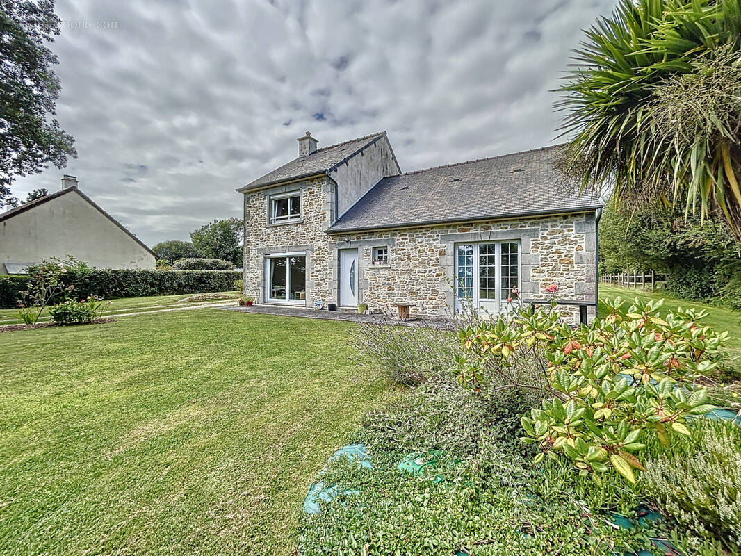 Maison à SAINT-JACQUES-DE-NEHOU