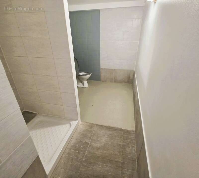 A MARENNES (17), A Vendre en coeur de zone d'activité Bâtiment commercial Mixte 383m², avec bureau-studio à l'étage - photo 11