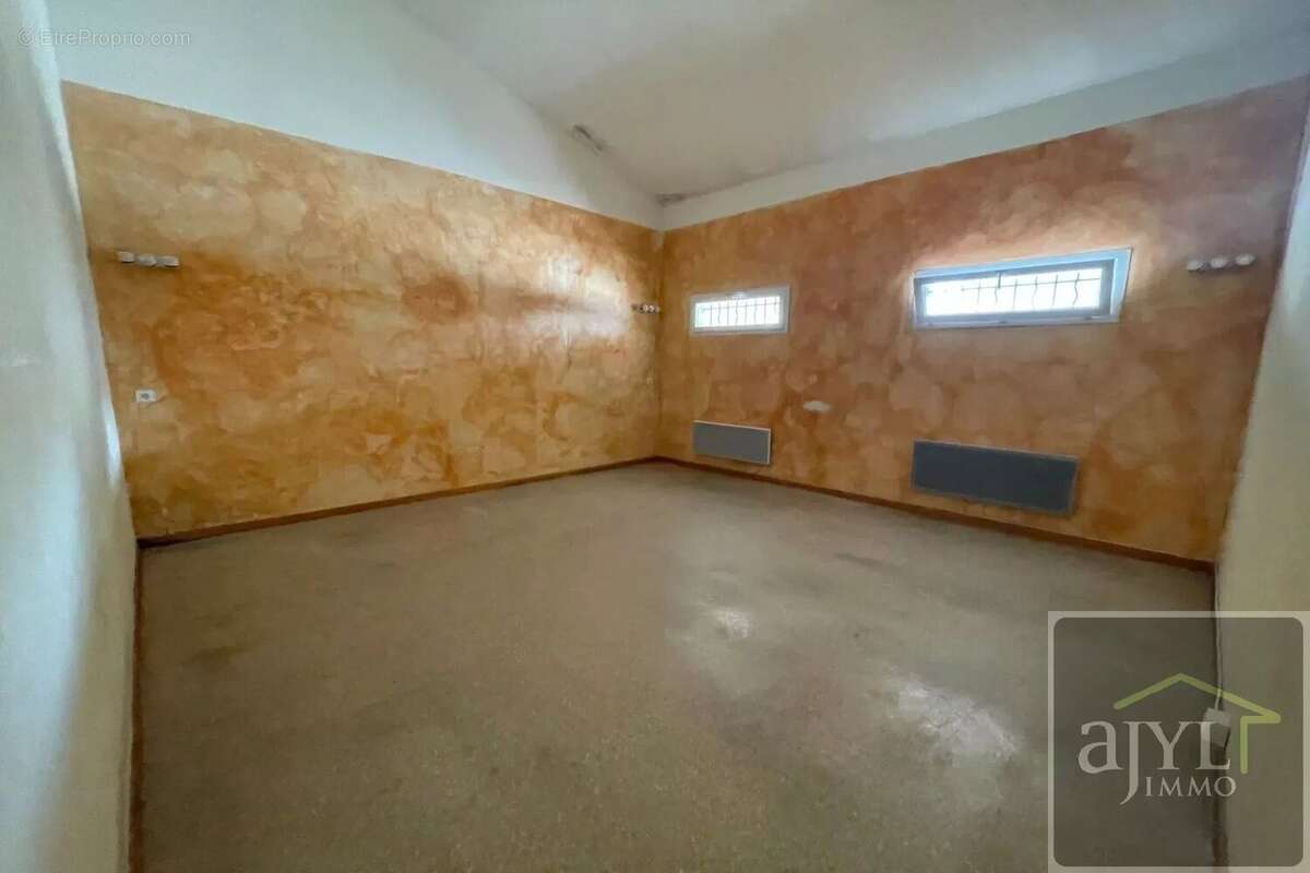 Commerce à LA ROQUE-D&#039;ANTHERON