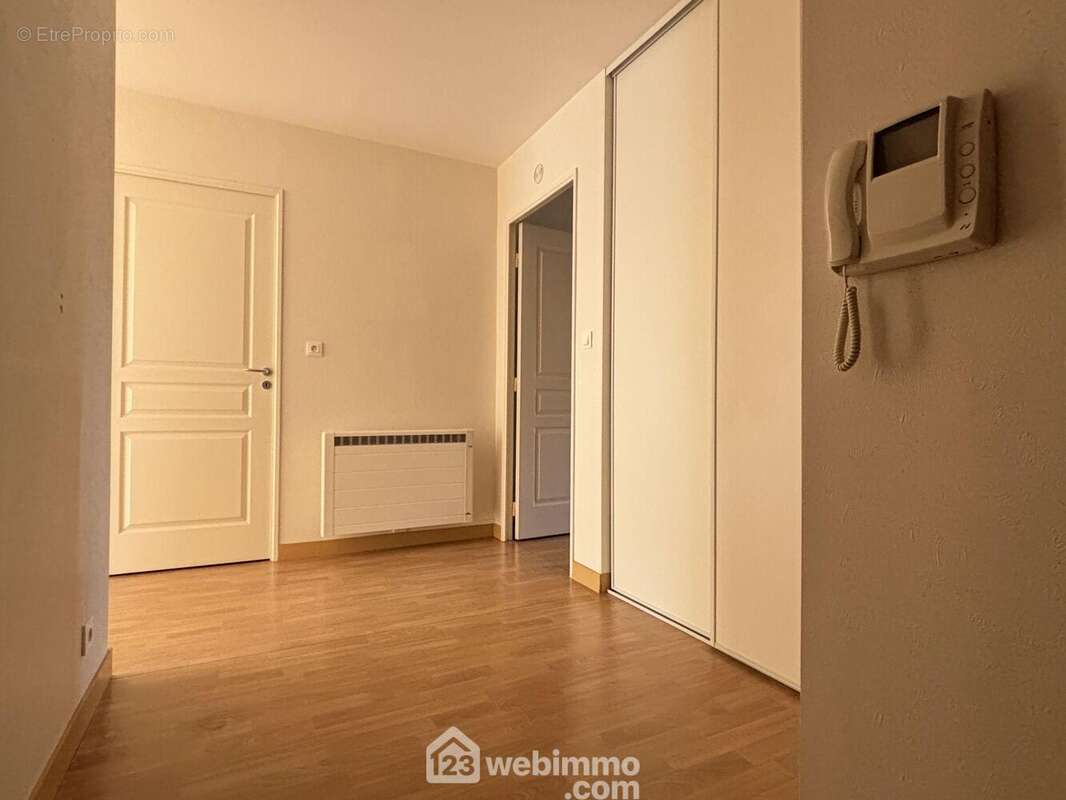 L&#039;entrée avec placard, point central de l&#039;appartement, dessert d&#039;un côté : - Appartement à CHASSENEUIL-DU-POITOU