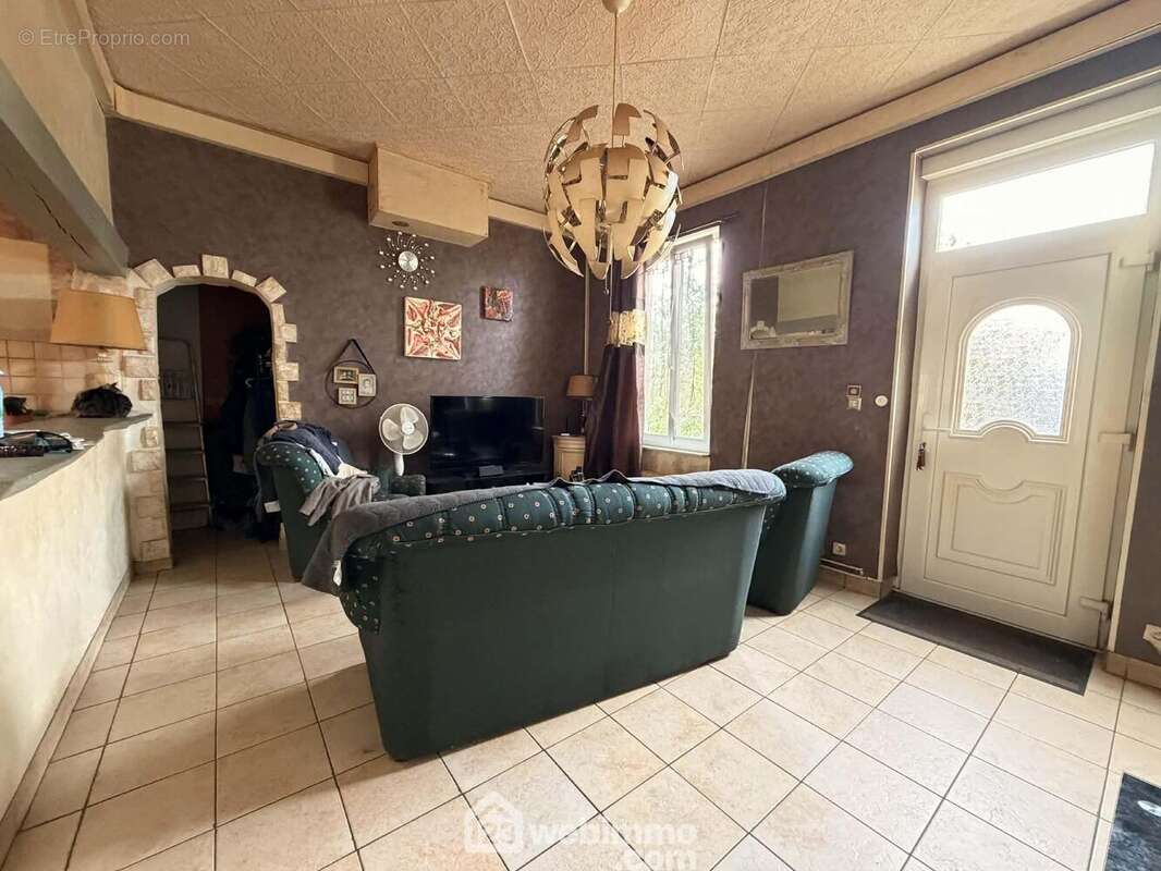 Son salon chaleureux ouvert sur ... - Maison à AULNOIS-SOUS-LAON