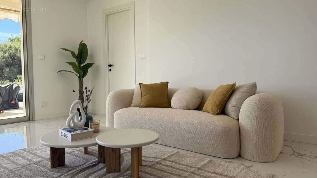 Villefranche-sur-Mer – Superbe 3 pièces rénové avec vue mer panoramique, vaste terrasse, garage et cave - photo 12
