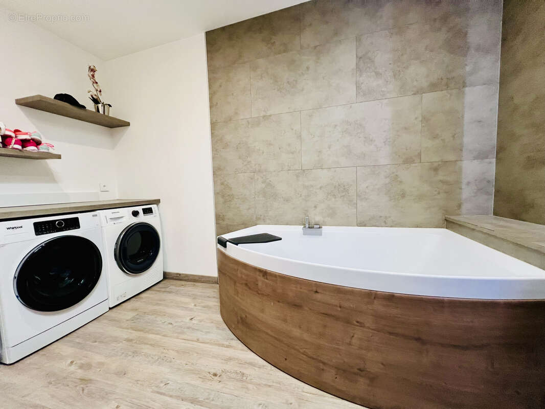 Vente villa T6 - local professionnel - garage - piscine - photo 15