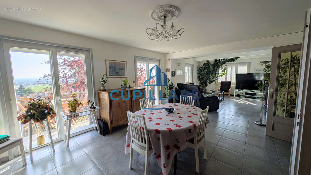 Maison à RENAISON