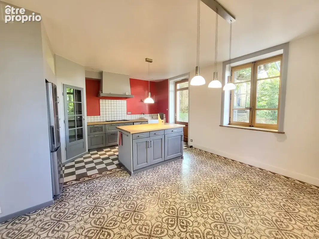Maison familiale 235m2 avec 6 chambres à Neuville sur Saône - photo 3