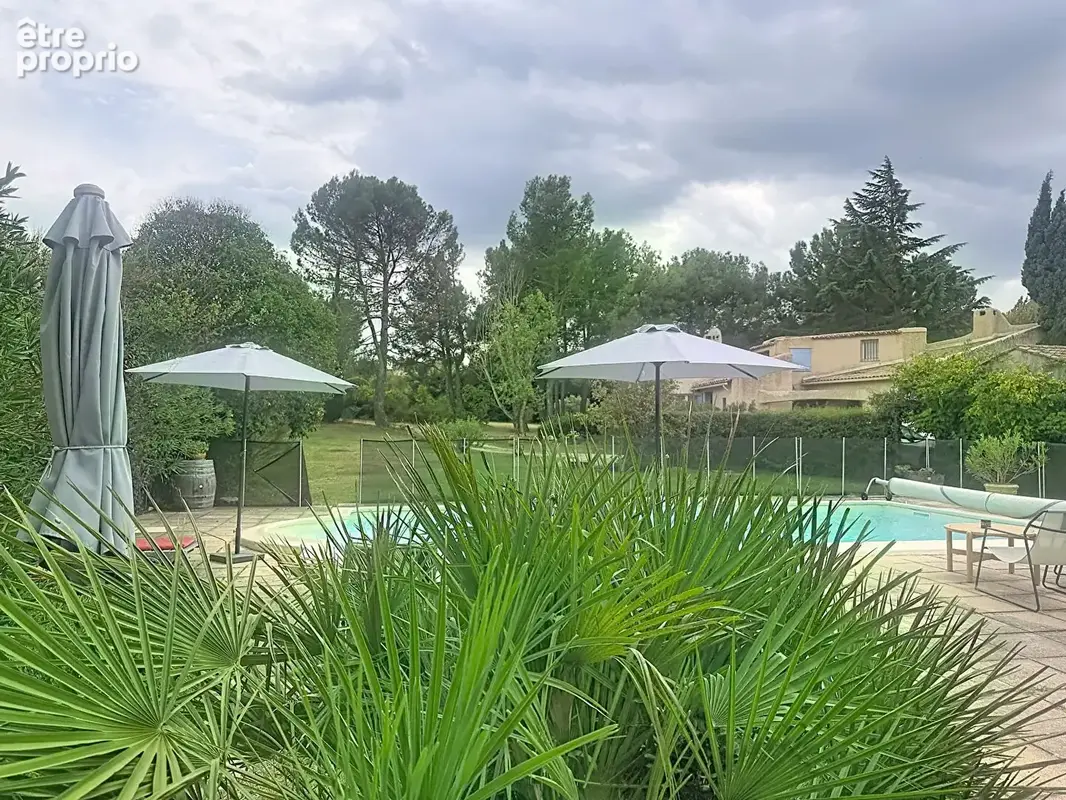 Maison d'architecte avec dépendance, piscine et plus de 6 000 m² de terrain - photo 3