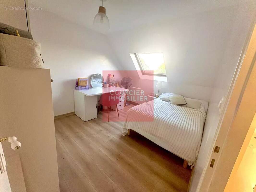 Maison à LE MESNIL-SAINT-DENIS