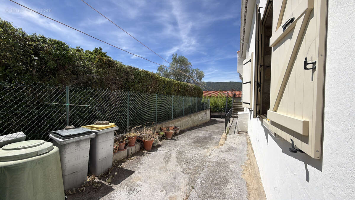 Propriété traditionnelle de 148 m2 sur parcelle arborée de 780 m2 avec dépendances - photo 11