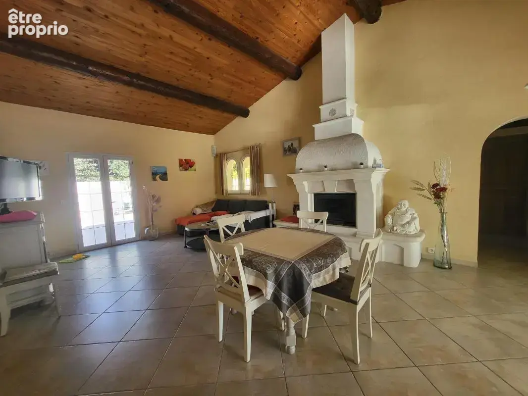 Maison de plain-pied, grande pièce de vie, 2 chambre, véranda, piscine 1600 m² de terrain - photo 3