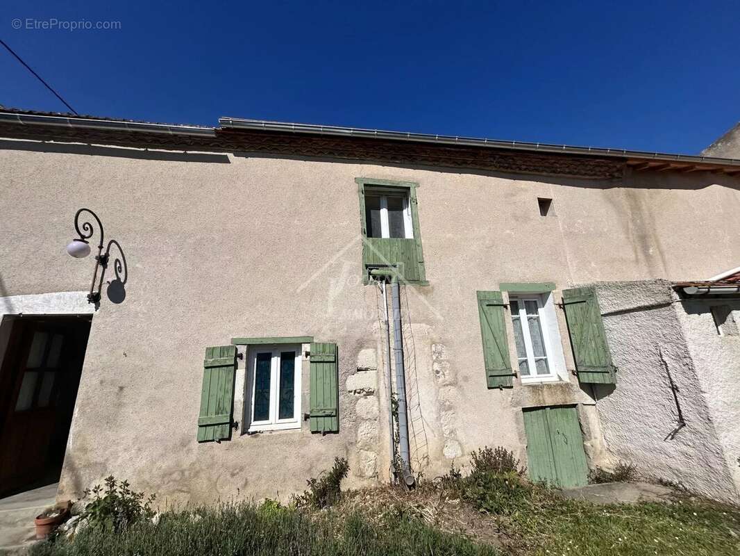 Maison à BELLENAVES