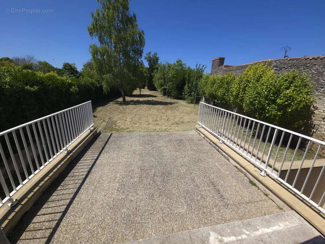 Maison en pierre avec jardin et garage - photo 11