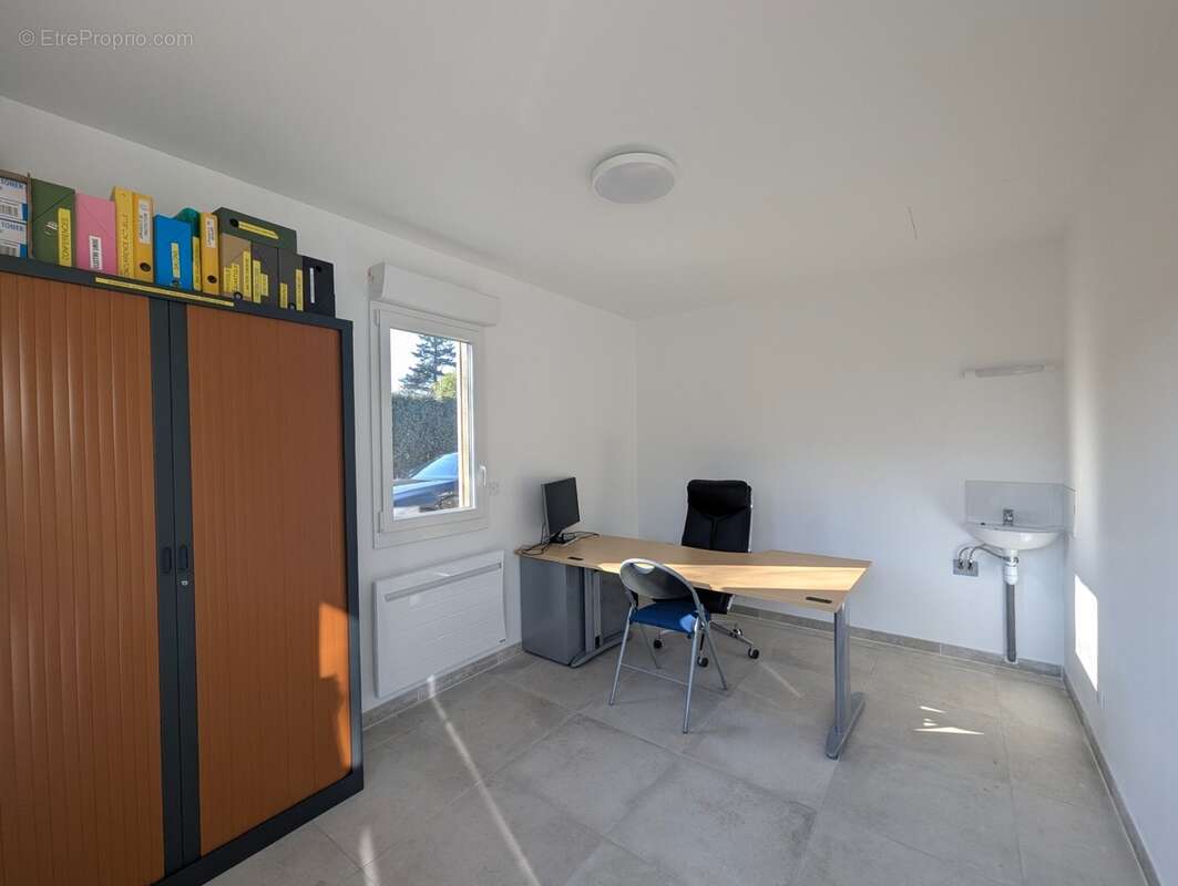 Bâtiment récent avec grande salle de réunion et bureaux - photo 10