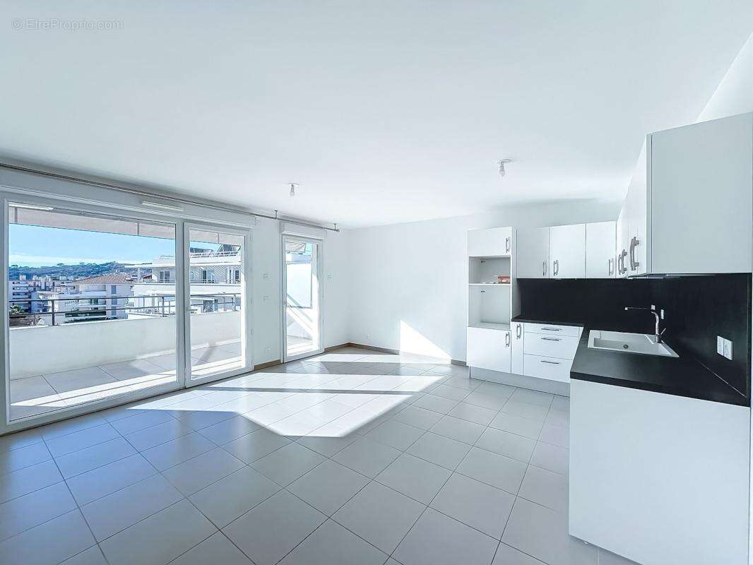 Grand 3 pièces au dernier étage avec terrasse, vue dégagée et garage — Le Cannet - photo 2
