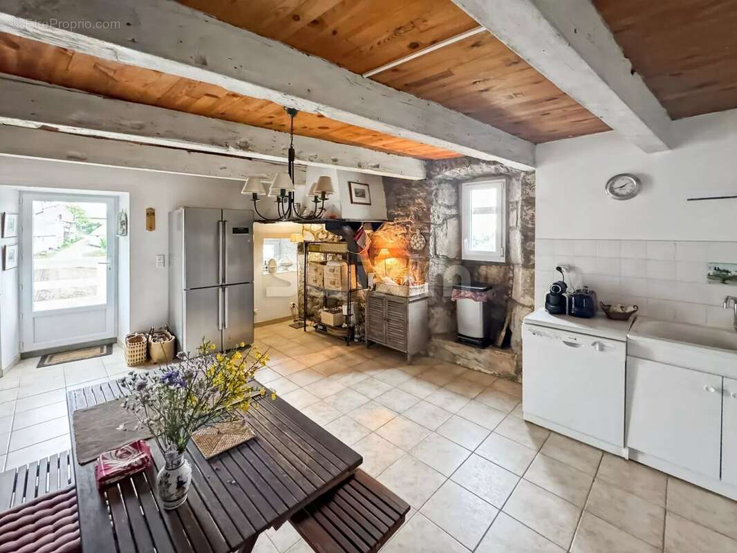 Maison à SAINT-APOLLINAIRE-DE-RIAS