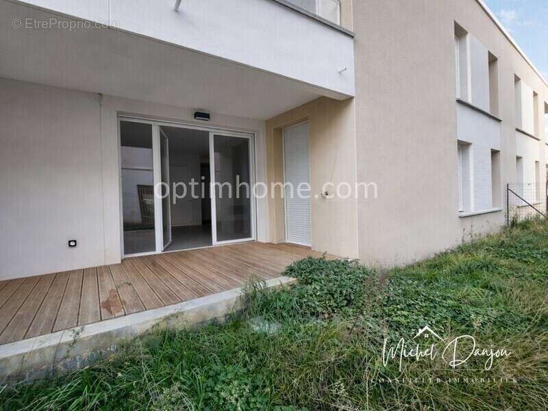 Appartement à PINS-JUSTARET