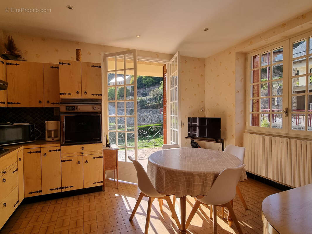 Maison à SALLES-CURAN