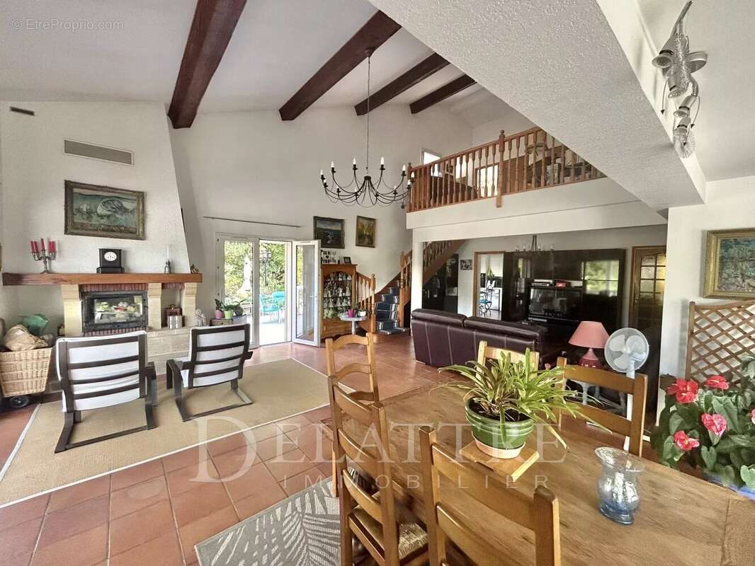 Maison à CHATEAUNEUF-GRASSE