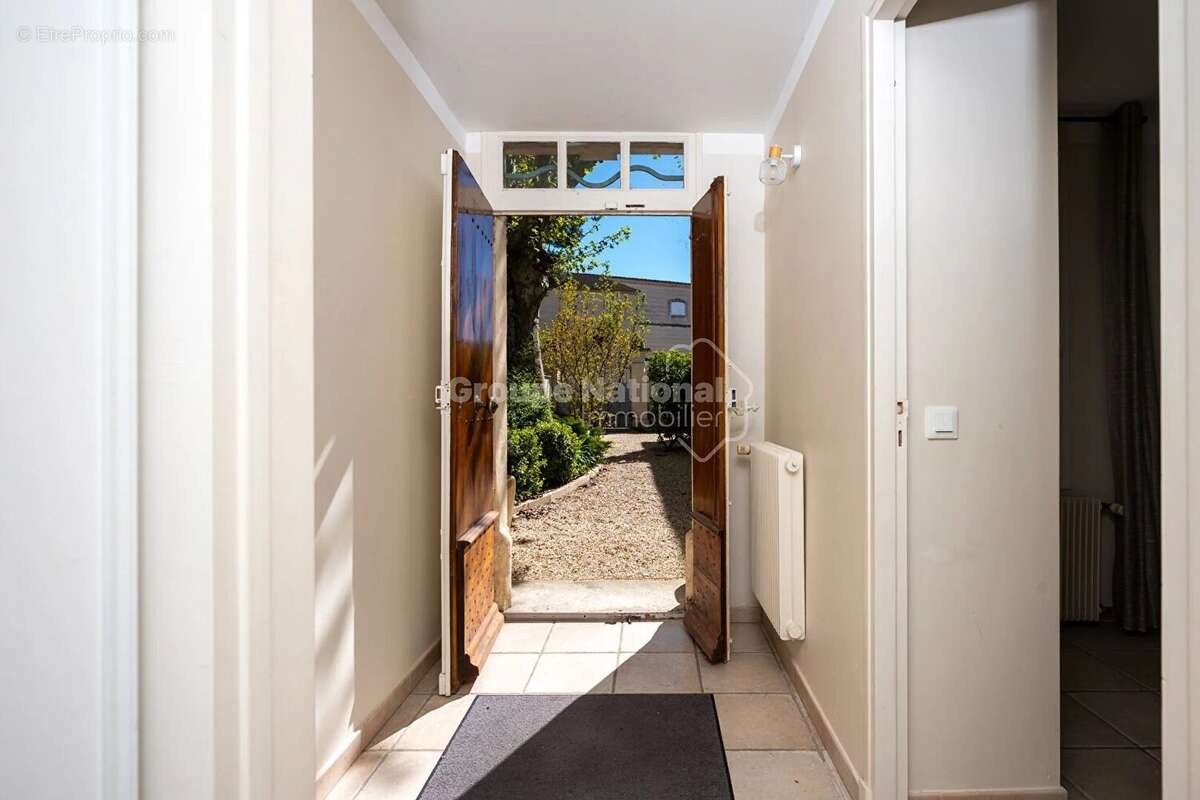 Eyragues Mas de ville + 3 gites, piscine, jardin 1627m², garages - photo 3