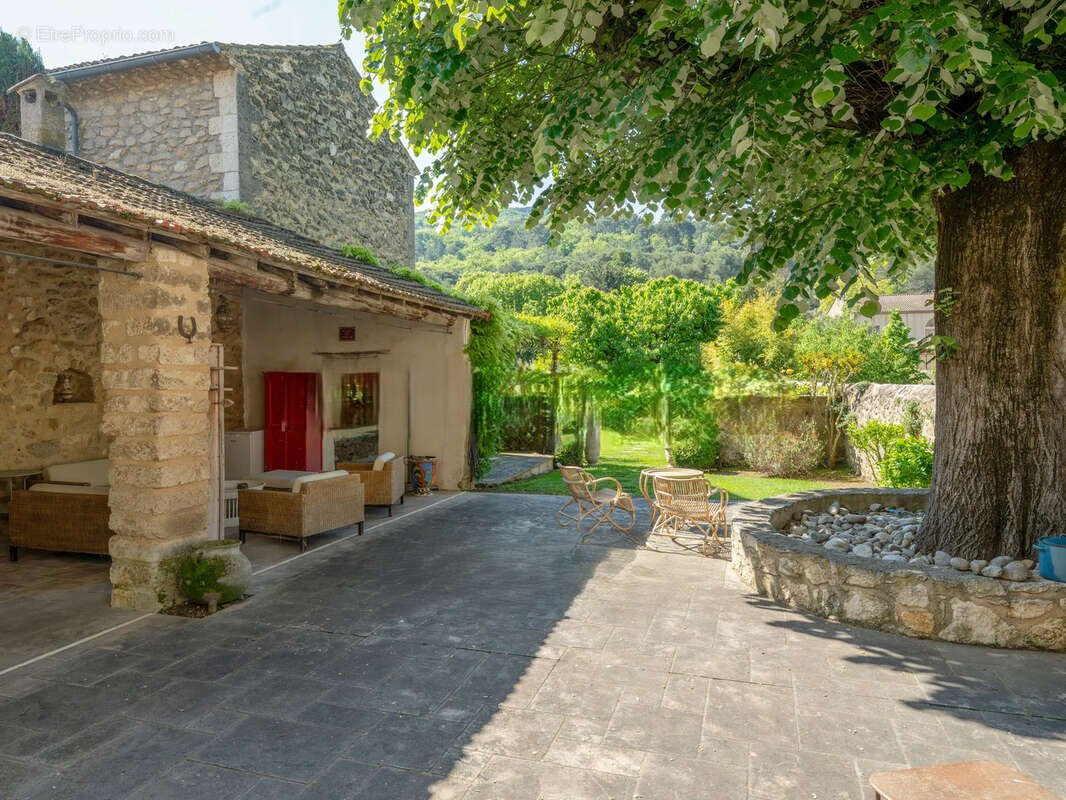 ALLEINS, maison de caractère de 350 m2, piscine, garage - photo 4