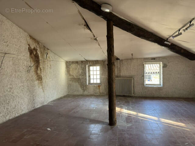 Maison à LA ROQUE-D&#039;ANTHERON