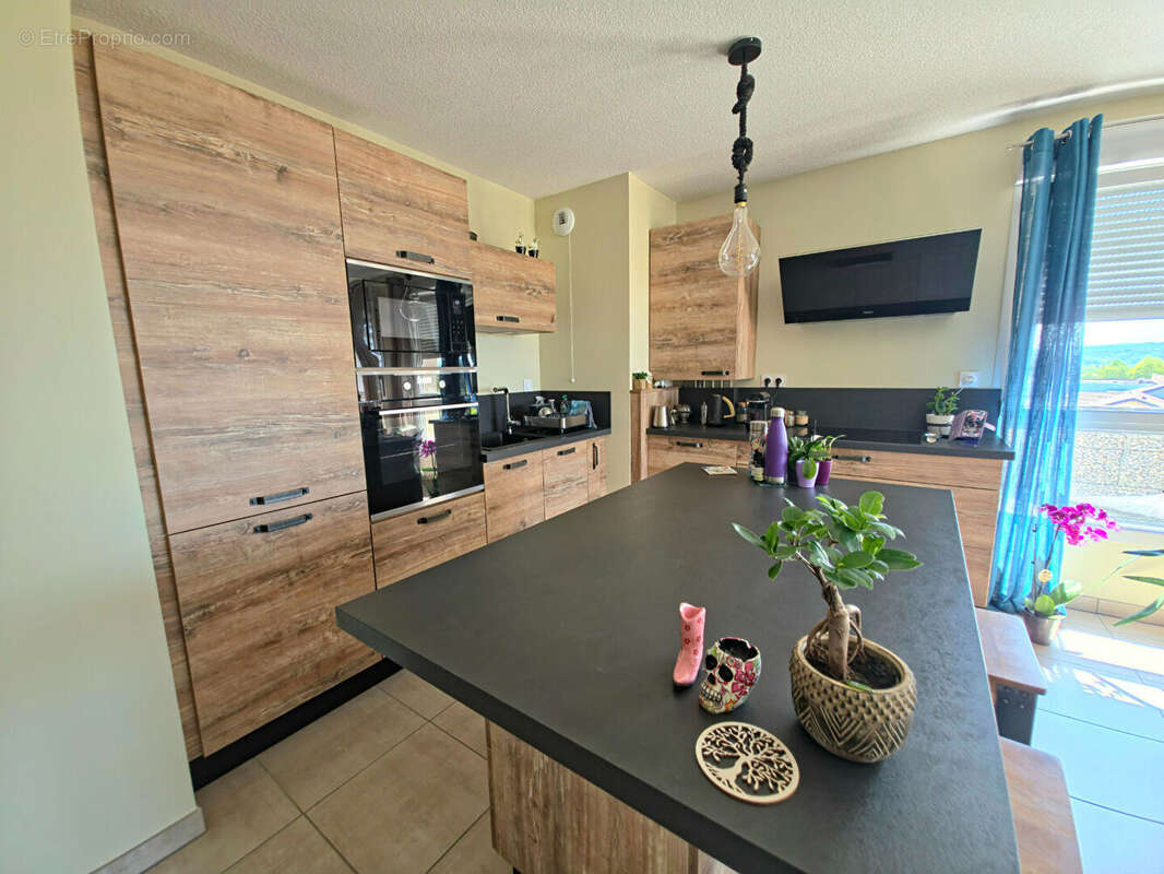 FRONTONAS CENTRE Superbe appartement avec terrasse et vue dégagée ! - photo 9