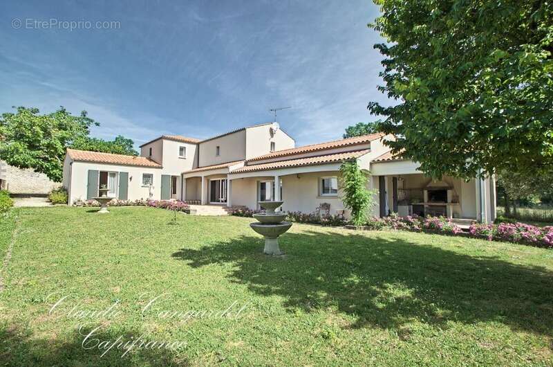 Maison à vendre de 217 m² au calme, sur plus de 2 100 m² de parcelle, à 7 min de Châtelaillon-Plage - photo 2