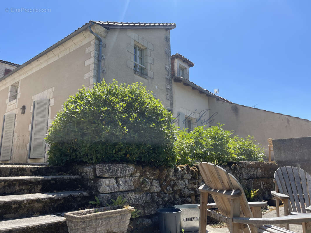 Maison à CHAMPAGNAC-DE-BELAIR