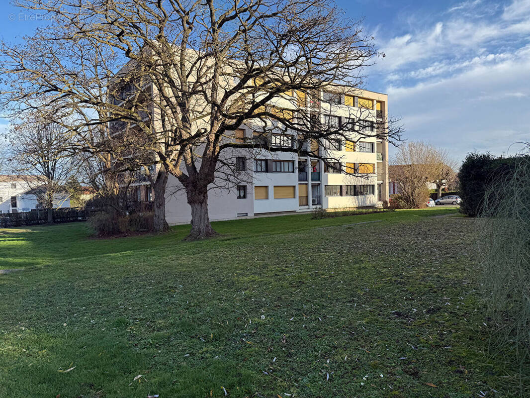 Appartement à LES CLAYES-SOUS-BOIS