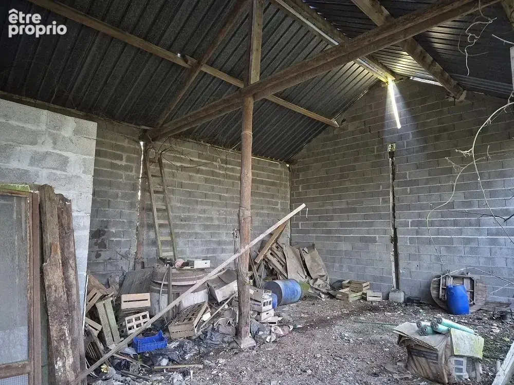 Maison à rénover, terrain et dépendance. - photo 6