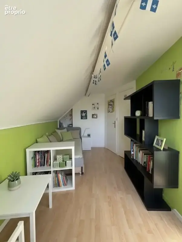 Située en plein coeur de Seclin, cette maison semi-mitoyenne de type bel étage dispose d'environ 95 m2 habitab - photo 5