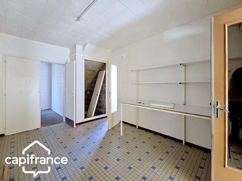 Local d’activité 260 m² + logement 132 m² – parking privé – terrain 1 690 m² – forte visibilité – Thouars (79100) - photo 9