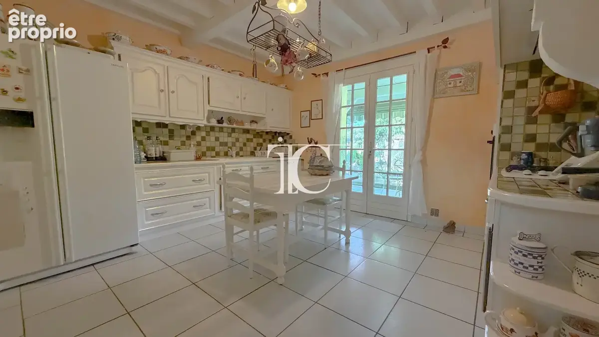 Propriété avec boxes, terrain clôturé et piscine sur 5 600 m² - photo 9