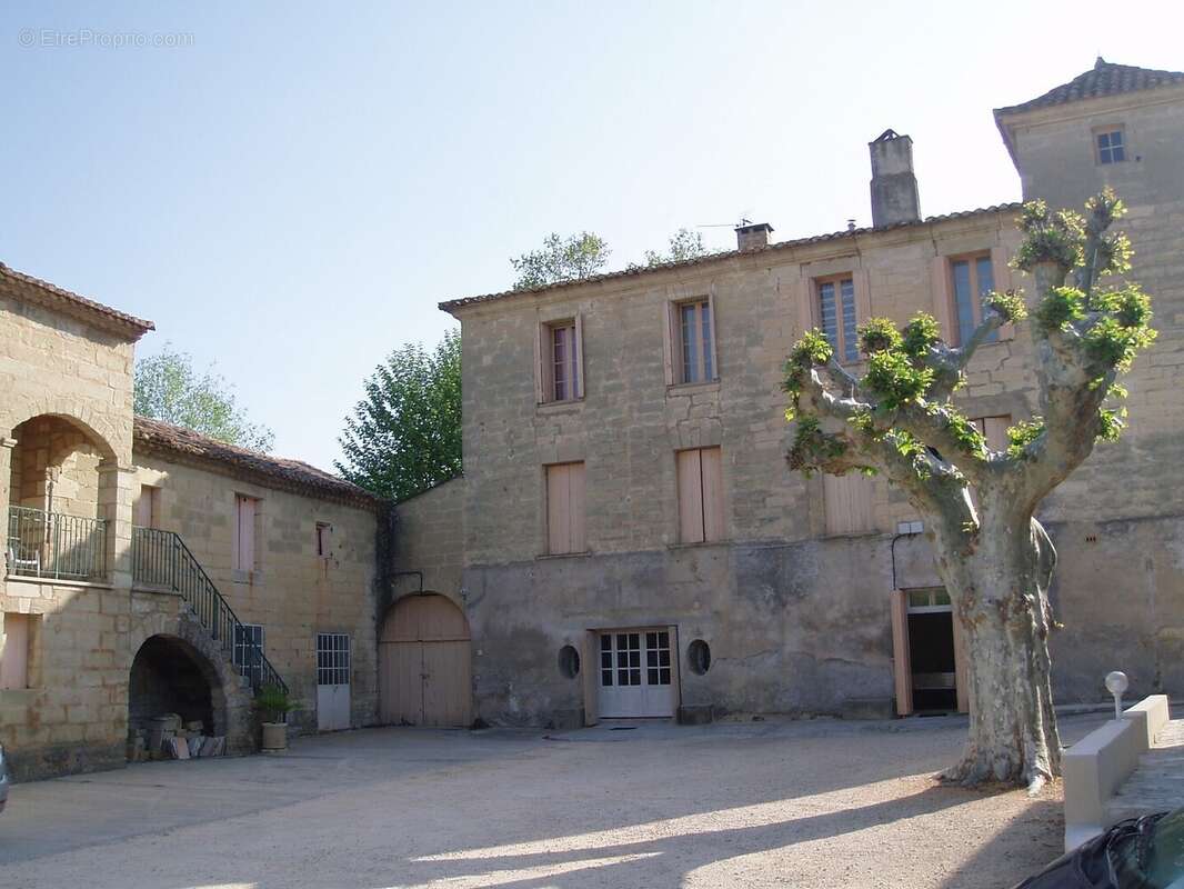 915 m² à Uzes  - photo 3
