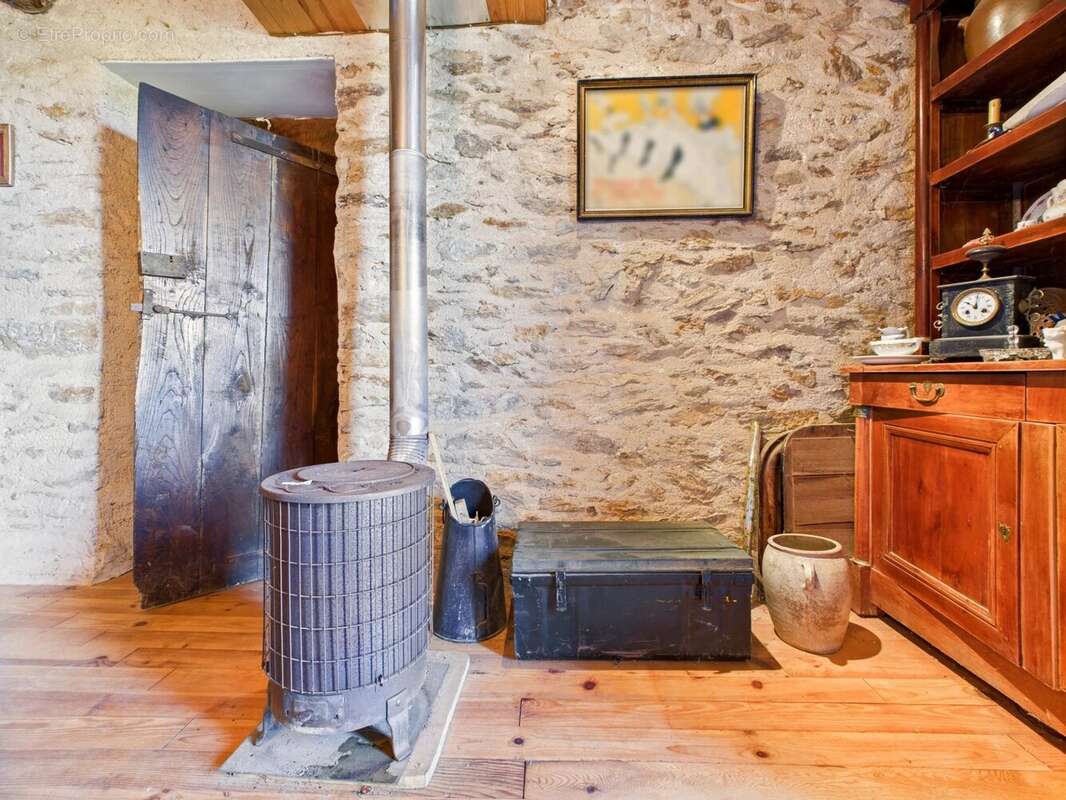 Charmante maison en pierre avec jardin, vue et grand potentiel - photo 9