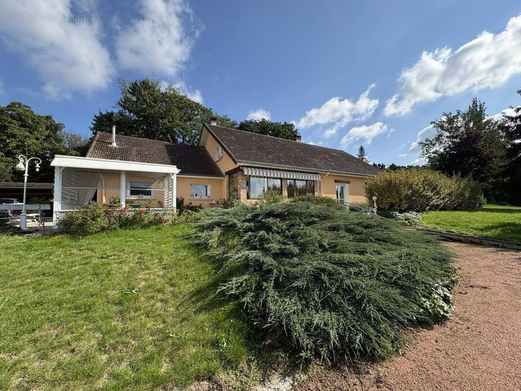Maison à CREUZIER-LE-VIEUX