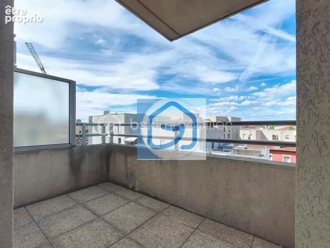 T2 rénové avec grand balcon, vue dégagée et garage – Villeurbanne Maisons Neuves - photo 12
