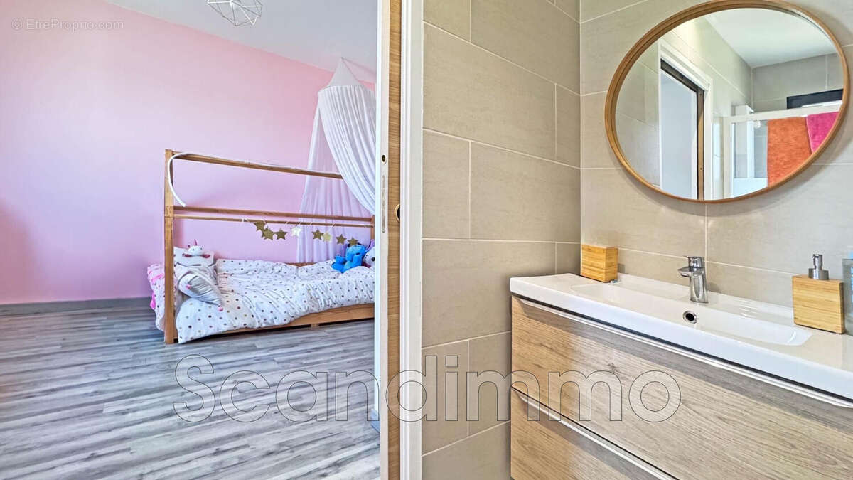 Maison à ROQUEBRUNE-SUR-ARGENS