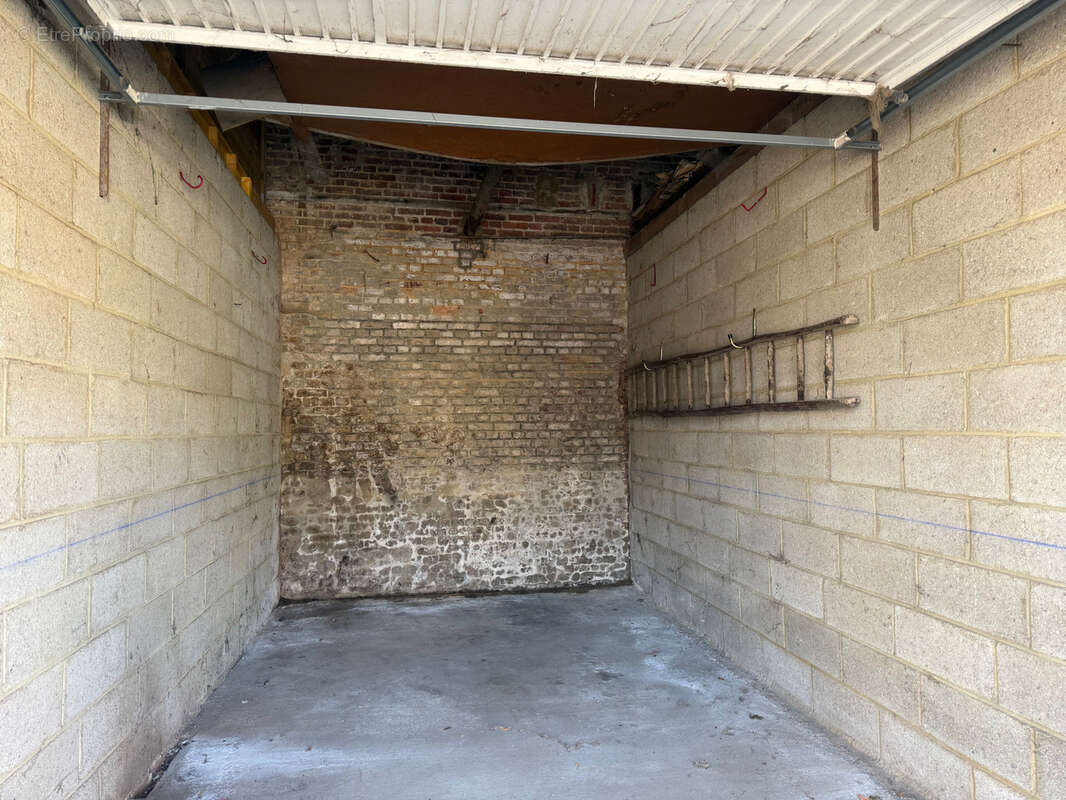 Parking à POIX-DE-PICARDIE