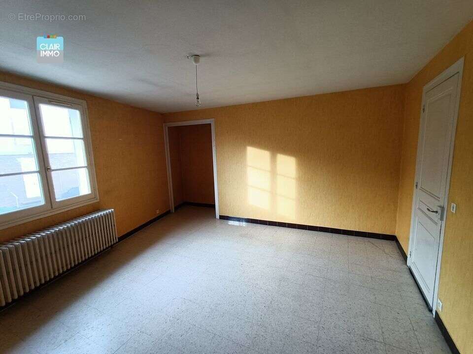 A AZE PROCHE MACON EN BOURGOGNE MAISON 3 PIECES DE 74 M² - Maison à AZE