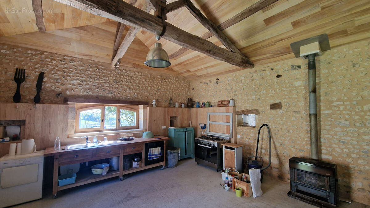 Maison à MONTMOREAU-SAINT-CYBARD