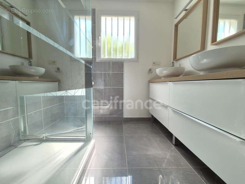 Maison à CHAILLEVETTE